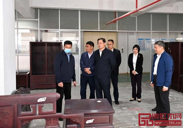 調(diào)研組一行在喜迎紅紅木了解紅木家具企業(yè)生產(chǎn)情況 調(diào)研組一行在喜迎紅紅木了解紅木家具企業(yè)生產(chǎn)情況