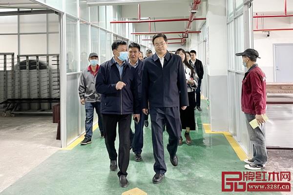 調(diào)研組一行在喜迎紅紅木了解紅木家具企業(yè)生產(chǎn)情況 調(diào)研組一行在喜迎紅紅木了解紅木家具企業(yè)生產(chǎn)情況