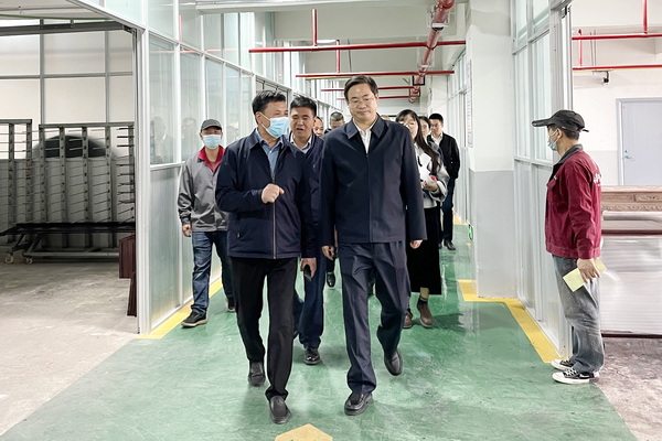 進車間、看生產(chǎn)，東陽市領(lǐng)導(dǎo)點贊喜迎紅紅木“骨干”企業(yè)風(fēng)范