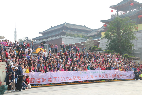    源源不斷的參觀團(tuán)、旅行團(tuán)到紅博城“打卡”，圖為“千人團(tuán)”到訪盛況