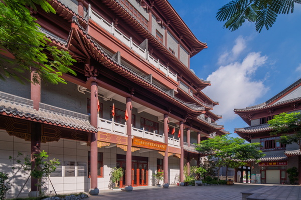 坐落在紅博城的中山職業(yè)技術(shù)學(xué)院紅木家居學(xué)院被外界稱作“最美紅木學(xué)院”