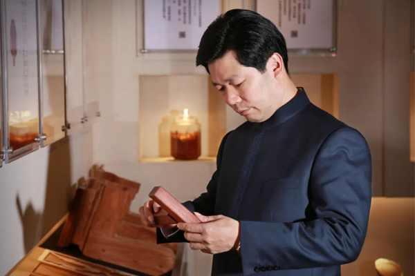 東成紅木張錫復(fù)當(dāng)選中國(guó)家具協(xié)會(huì)傳統(tǒng)家具專業(yè)委員會(huì)主席團(tuán)執(zhí)行主席