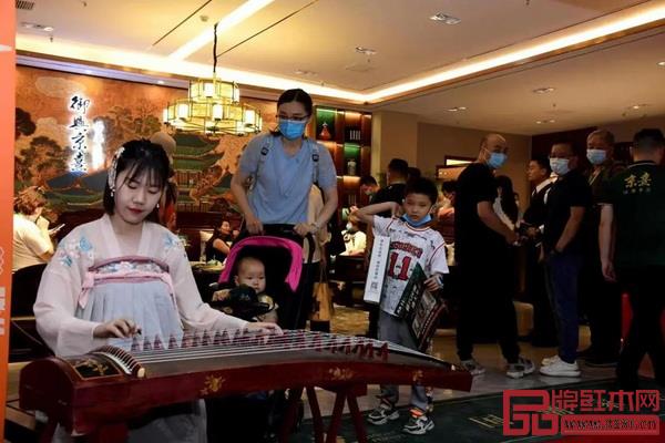 琴師、書法家助陣 琴師、書法家助陣