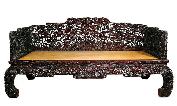 《清紫檀雕荷花紋羅漢床》,現(xiàn)藏于故宮博物館 《清紫檀雕荷花紋羅漢床》,現(xiàn)藏于故宮博物館
