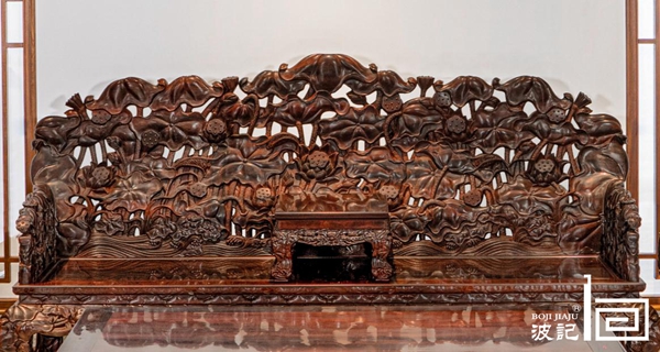 穿枝過梗和透雕的手法技藝,生動(dòng)展現(xiàn)了荷花荷葉錯(cuò)落有致的景象 穿枝過梗和透雕的手法技藝,生動(dòng)展現(xiàn)了荷花荷葉錯(cuò)落有致的景象