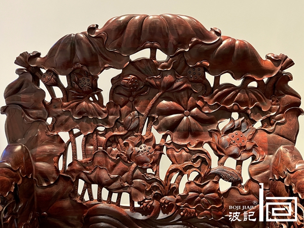 沙發(fā)搭腦改良為大朵的荷葉,家具整體更加圓潤(rùn)和諧 沙發(fā)搭腦改良為大朵的荷葉,家具整體更加圓潤(rùn)和諧