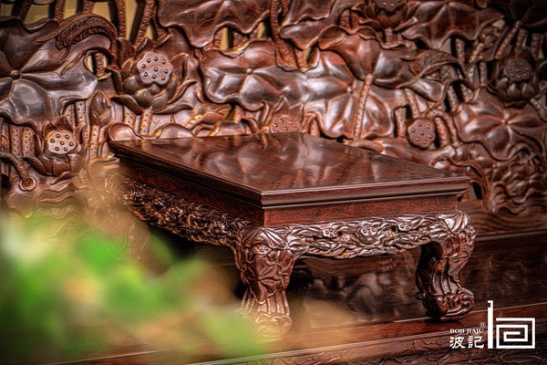 沙發(fā)通體采用小葉紫檀大料、老料精制而成,色澤均勻溫潤(rùn)、紋理暢順細(xì)膩 沙發(fā)通體采用小葉紫檀大料、老料精制而成,色澤均勻溫潤(rùn)、紋理暢順細(xì)膩