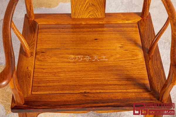 巧奪天工紅木圈椅甄選上等珍稀海南黃花梨好料,面板做到一木而開 巧奪天工紅木圈椅甄選上等珍稀海南黃花梨好料,面板做到一木而開