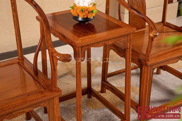 巧奪天工紅木圈椅成對,大圓弧流暢的線條一氣呵成,氣勢佳 巧奪天工紅木圈椅成對,大圓弧流暢的線條一氣呵成,氣勢佳