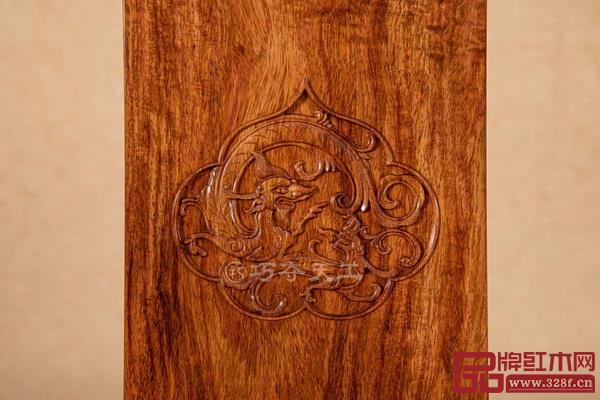 巧奪天工紅木圈椅靠背浮雕螭龍捧壽,線條流暢婉轉 巧奪天工紅木圈椅靠背浮雕螭龍捧壽,線條流暢婉轉