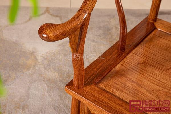 渾圓的椅圈與方正的椅盤象征著天圓地方 渾圓的椅圈與方正的椅盤象征著天圓地方