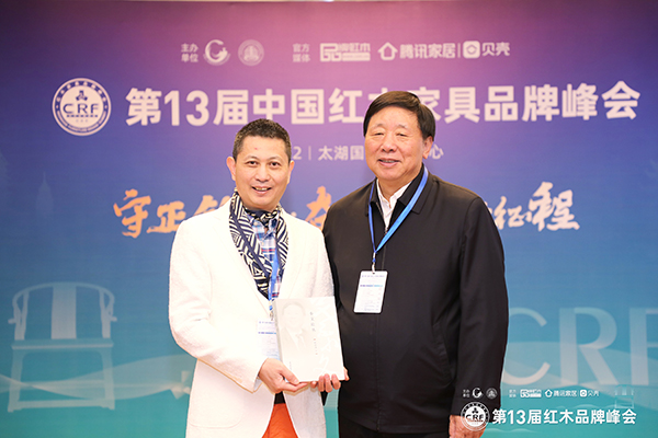 中共第十八屆中央委員、全國(guó)政協(xié)文化文史與學(xué)習(xí)委員會(huì)副主任葉小文(右)給紅古軒品牌創(chuàng)始人吳赤宇(左)贈(zèng)送個(gè)人著作 中共第十八屆中央委員、全國(guó)政協(xié)文化文史與學(xué)習(xí)委員會(huì)副主任葉小文(右)給紅古軒品牌創(chuàng)始人吳赤宇(左)贈(zèng)送個(gè)人著作