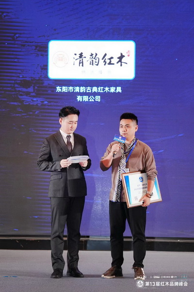 清韻紅木總經(jīng)理張秉勛臺(tái)上接受央視主持人席愷的采訪 清韻紅木總經(jīng)理張秉勛臺(tái)上接受央視主持人席愷的采訪