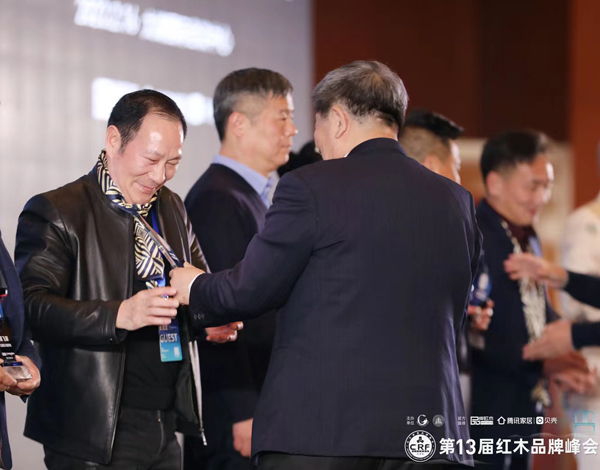 御乾堂董事長馬海軍榮獲“2022紅木家具十大領(lǐng)軍企業(yè)家” 御乾堂董事長馬海軍榮獲“2022紅木家具十大領(lǐng)軍企業(yè)家”