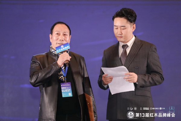 御乾堂紅木董事長馬海軍頒獎典禮臺上接受央視主持人席愷的采訪 御乾堂紅木董事長馬海軍頒獎典禮臺上接受央視主持人席愷的采訪