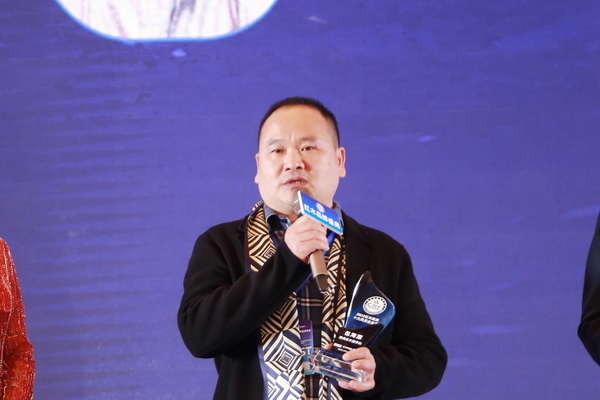 2022“紅品獎”紅木品牌盛典—雅典紅木董事長包海深接受臺上采訪