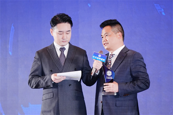 2022“紅品獎”紅木品牌盛典—東陽中信紅木董事長李忠信接受臺上采訪