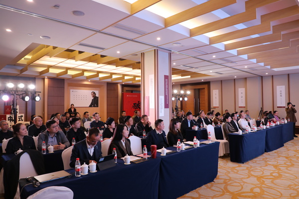 明堂家居“破界×領(lǐng)行”核心經(jīng)銷(xiāo)商峰會(huì)現(xiàn)場(chǎng)，各位嘉賓聚精會(huì)神聆聽(tīng)分享