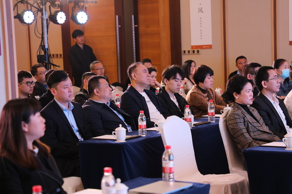 明堂家居“破界×領(lǐng)行”核心經(jīng)銷(xiāo)商峰會(huì)現(xiàn)場(chǎng)，各位嘉賓聚精會(huì)神聆聽(tīng)分享