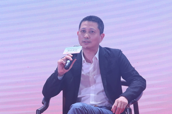 中國(guó)家具協(xié)會(huì)副理事長(zhǎng)、中山紅古軒品牌創(chuàng)始人吳赤宇 中國(guó)家具協(xié)會(huì)副理事長(zhǎng)、中山紅古軒品牌創(chuàng)始人吳赤宇