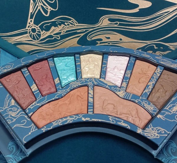 東方浮雕進入彩妝行業(yè),大白兔設(shè)計潮流香水,已經(jīng)成為市場的國潮現(xiàn)象 東方浮雕進入彩妝行業(yè),大白兔設(shè)計潮流香水,已經(jīng)成為市場的國潮現(xiàn)象