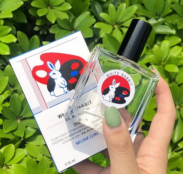 東方浮雕進入彩妝行業(yè),大白兔設(shè)計潮流香水,已經(jīng)成為市場的國潮現(xiàn)象 東方浮雕進入彩妝行業(yè),大白兔設(shè)計潮流香水,已經(jīng)成為市場的國潮現(xiàn)象