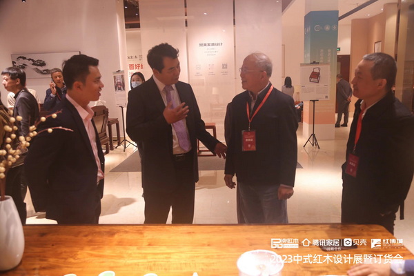 文化部原副部長、國家文物局原局長勵小捷（右二），中國林產(chǎn)工業(yè)協(xié)會執(zhí)行會長王滿（左二）參觀設(shè)計展
