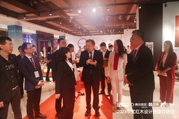 中國家具協(xié)會理事長徐祥楠，中國家具協(xié)會秘書長屠祺，中山市委常委劉美新等領(lǐng)導(dǎo)嘉賓參觀設(shè)計展
