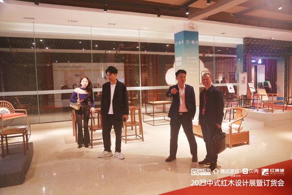中國林產(chǎn)工業(yè)協(xié)會紅木分會會長吳勁松(右一)、全聯(lián)藝術(shù)紅木家具專業(yè)委員會執(zhí)行會長、中山市紅木古典家具學(xué)會會長、品牌紅木CEO林偉華(右二)參觀設(shè)計展 中國林產(chǎn)工業(yè)協(xié)會紅木分會會長吳勁松(右一)、全聯(lián)藝術(shù)紅木家具專業(yè)委員會執(zhí)行會長、中山市紅木古典家具學(xué)會會長、品牌紅木CEO林偉華(右二)參觀設(shè)計展