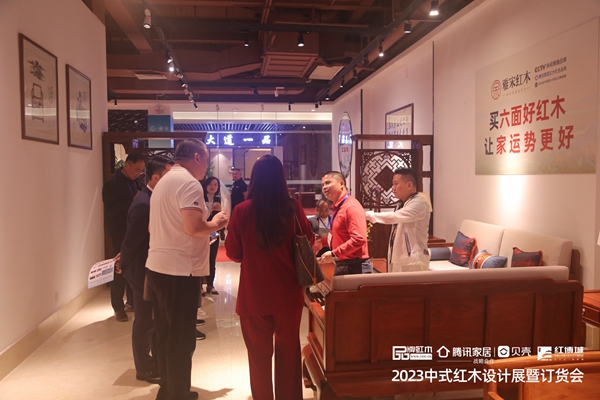 經(jīng)銷商評審團(tuán)對雅宋紅木《雅宋沙發(fā)》進(jìn)行評分