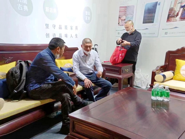 古森紅木董事長吳飛陽(左二)與來訪經(jīng)銷商交談 古森紅木董事長吳飛陽(左二)與來訪經(jīng)銷商交談