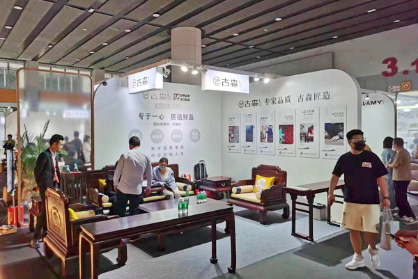 古森紅木展位人群絡(luò)繹不絕 古森紅木展位人群絡(luò)繹不絕