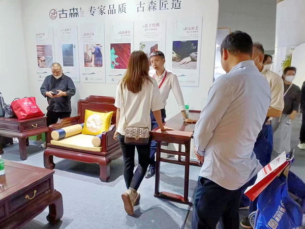 眾多經(jīng)銷商、消費者前來展位咨詢 眾多經(jīng)銷商、消費者前來展位咨詢