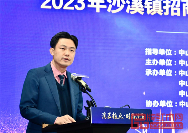 沙溪鎮(zhèn)黨委副書(shū)記、鎮(zhèn)長(zhǎng)黃景輝主持活動(dòng) 沙溪鎮(zhèn)黨委副書(shū)記、鎮(zhèn)長(zhǎng)黃景輝主持活動(dòng)