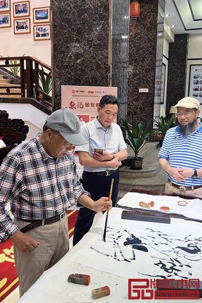 杜世祿教授創(chuàng)作現(xiàn)場 杜世祿教授創(chuàng)作現(xiàn)場