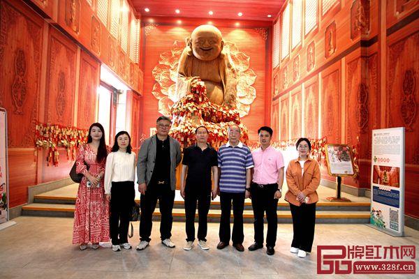 山東省紅木產(chǎn)品質(zhì)量檢測(cè)中心主任朱峰(左四)與中山市紅木家具行業(yè)協(xié)會(huì)會(huì)長(zhǎng)林志洪(左三)、全聯(lián)藝術(shù)紅木家具專業(yè)委員會(huì)專家顧問(wèn)曹新民(右三)、中山市紅木古典家具學(xué)會(huì)會(huì)長(zhǎng)、品牌紅木CEO林偉華(右二)等在大涌紅博城合影留念 山東省紅木產(chǎn)品質(zhì)量檢測(cè)中心主任朱峰(左四)與中山市紅木家具行業(yè)協(xié)會(huì)會(huì)長(zhǎng)林志洪(左三)、全聯(lián)藝術(shù)紅木家具專業(yè)委員會(huì)專家顧問(wèn)曹新民(右三)、中山市紅木古典家具學(xué)會(huì)會(huì)長(zhǎng)、品牌紅木CEO林偉華(右二)等在大涌紅博城合影留念