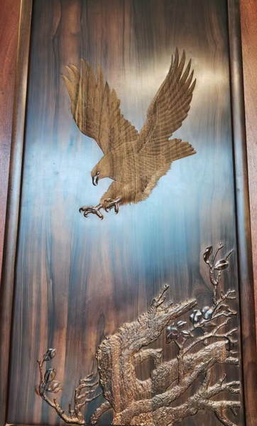 御華軒紅木力作絲翎檀雕《大展鴻圖》使用絲翎檀雕鐵筆絲翎技法雕刻而成,細膩自然 御華軒紅木力作絲翎檀雕《大展鴻圖》使用絲翎檀雕鐵筆絲翎技法雕刻而成,細膩自然