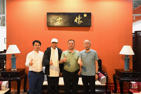 全聯(lián)藝術(shù)紅木家具專業(yè)委員會專家顧問、中國紅木家具技術(shù)專家曹新民(右一),全聯(lián)藝術(shù)紅木家具專業(yè)委員會專家顧問、清華大學(xué)家具設(shè)計高研班講座教授彭亮(左二),全聯(lián)藝術(shù)紅木家具專業(yè)委員會執(zhí)行會長、中山市紅木古典家具學(xué)會會長、品牌紅木CEO林偉華(左一)蒞臨懷古紅木青島展展位,與懷古紅木董事長林志權(quán)(右二)合影 全聯(lián)藝術(shù)紅木家具專業(yè)委員會專家顧問、中國紅木家具技術(shù)專家曹新民(右一),全聯(lián)藝術(shù)紅木家具專業(yè)委員會專家顧問、清華大學(xué)家具設(shè)計高研班講座教授彭亮(左二),全聯(lián)藝術(shù)紅木家具專業(yè)委員會執(zhí)行會長、中山市紅木古典家具學(xué)會會長、品牌紅木CEO林偉華(左一)蒞臨懷古紅木青島展展位,與懷古紅木董事長林志權(quán)(右二)合影