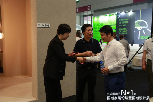 深圳家具研究開發(fā)院院長、南京林業(yè)大學(xué)博士生導(dǎo)師許柏鳴(中)蒞臨國潮設(shè)計展,與全聯(lián)藝術(shù)紅木家具專業(yè)委員會執(zhí)行會長林偉華(右)交流 深圳家具研究開發(fā)院院長、南京林業(yè)大學(xué)博士生導(dǎo)師許柏鳴(中)蒞臨國潮設(shè)計展,與全聯(lián)藝術(shù)紅木家具專業(yè)委員會執(zhí)行會長林偉華(右)交流