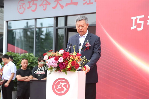 巧奪天工紅木董事長張愛冬上臺致辭