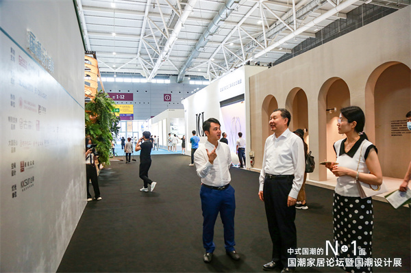 中國(guó)家具協(xié)會(huì)理事長(zhǎng)徐祥楠(中)蒞臨國(guó)潮設(shè)計(jì)展,與全聯(lián)藝術(shù)紅木家具專業(yè)委員會(huì)執(zhí)行會(huì)長(zhǎng)林偉華(左)交流 中國(guó)家具協(xié)會(huì)理事長(zhǎng)徐祥楠(中)蒞臨國(guó)潮設(shè)計(jì)展,與全聯(lián)藝術(shù)紅木家具專業(yè)委員會(huì)執(zhí)行會(huì)長(zhǎng)林偉華(左)交流