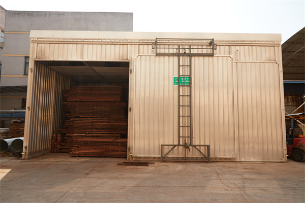 師傅將鋸好的木料送進(jìn)專門的干燥設(shè)備，使木材含水率達(dá)到8-12%