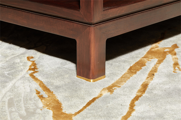 《器度沙發(fā)》采用榫卯結(jié)構(gòu)連接，凸顯堅(jiān)固環(huán)保的特色