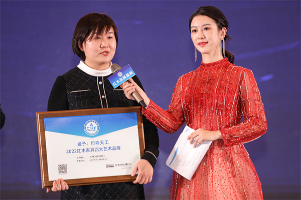 2月16日,巧奪天工紅木蟬聯(lián)” 紅木家具四大藝術(shù)品牌“、”小葉 紫檀熱門家具品牌“等,巧奪天工紅木營(yíng)銷總經(jīng)理陳樹娟(右)接受 央視主持人吳雙采訪 2月16日,巧奪天工紅木蟬聯(lián)” 紅木家具四大藝術(shù)品牌“、”小葉 紫檀熱門家具品牌“等,巧奪天工紅木營(yíng)銷總經(jīng)理陳樹娟(右)接受 央視主持人吳雙采訪