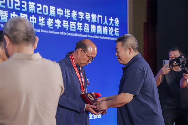 卓木王董事長(zhǎng) 杜承三 先生 榮獲中華老字號(hào)“華夏工匠獎(jiǎng)”