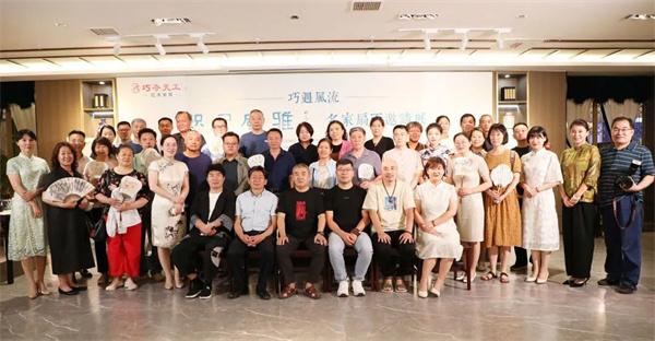 [巧遇風(fēng)流] 咫尺風(fēng)雅名家扇面邀請(qǐng)展與會(huì)嘉賓合影