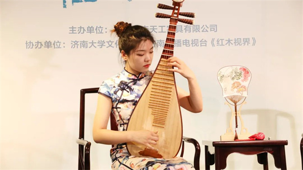 [巧遇風(fēng)流] 咫尺風(fēng)雅名家扇面邀請(qǐng)展現(xiàn)場(chǎng)琵琶獨(dú)奏