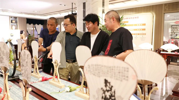 眾嘉賓現(xiàn)場(chǎng)品鑒名家扇面 眾嘉賓現(xiàn)場(chǎng)品鑒名家扇面