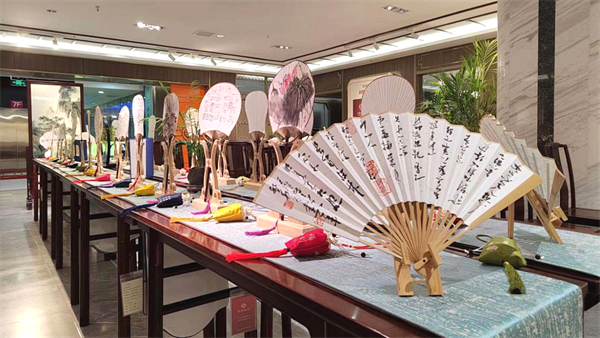 眾嘉賓現(xiàn)場(chǎng)品鑒名家扇面 眾嘉賓現(xiàn)場(chǎng)品鑒名家扇面