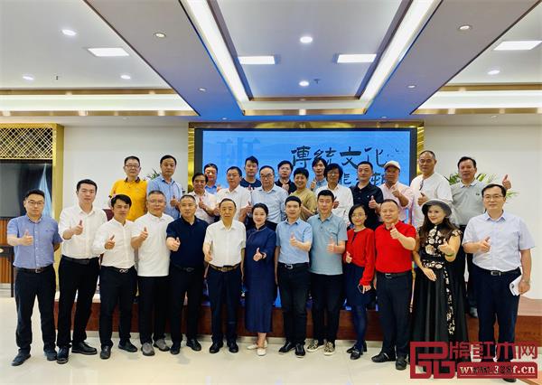 “傳統(tǒng)文化 賦能鄉(xiāng)邨”首屆班墨文化賦能鄉(xiāng)村振興系列高峰論壇出席嘉賓合影留念